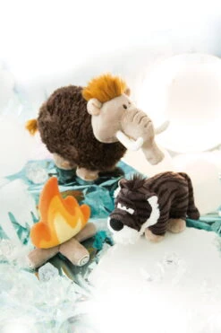 Nici 48071 Mammut Elke Stehend Ca 35cm Stone Age Plüsch Kuscheltier -Nici 45324 45309 45314 10 Milieu 1365x2048