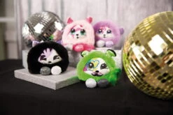 Nici 47909 Pixidoos Pets 2-in-1 Wendeplüsch Katze Sunbi 12cm Lila-schwarz Plüsch -Nici 47907 10 47906 47909 47908 Milieu 2048x1365