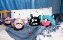Nici 48420 Monsterdoos SET Monster Lila, Türkis, Schwarz 10cm Plüsch Kuscheltier -Nici 48421 10 48422 48423 Milieu 2048x1330